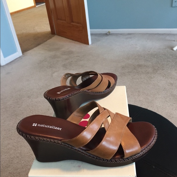 Naturalizer, leather 3” sandals - Picture 2 of 5